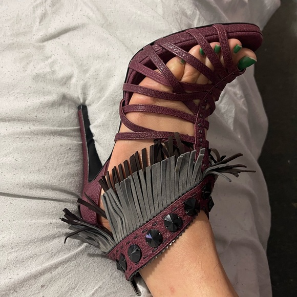 Authentic Christian Dior heels in burgundy leather with grey suede detail. - Picture 2 of 16